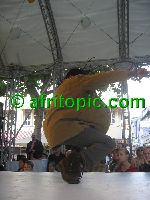 ../Images/Krefeld-Strssenmodenschau-2005 163.jpg